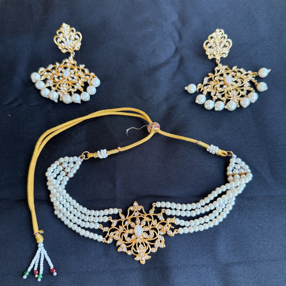 Elegant Gold and Pearl Necklace Set